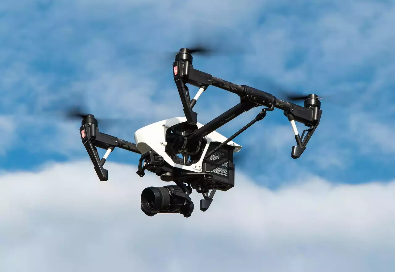Wie man eine Drohne mit einem Smartphone fliegt