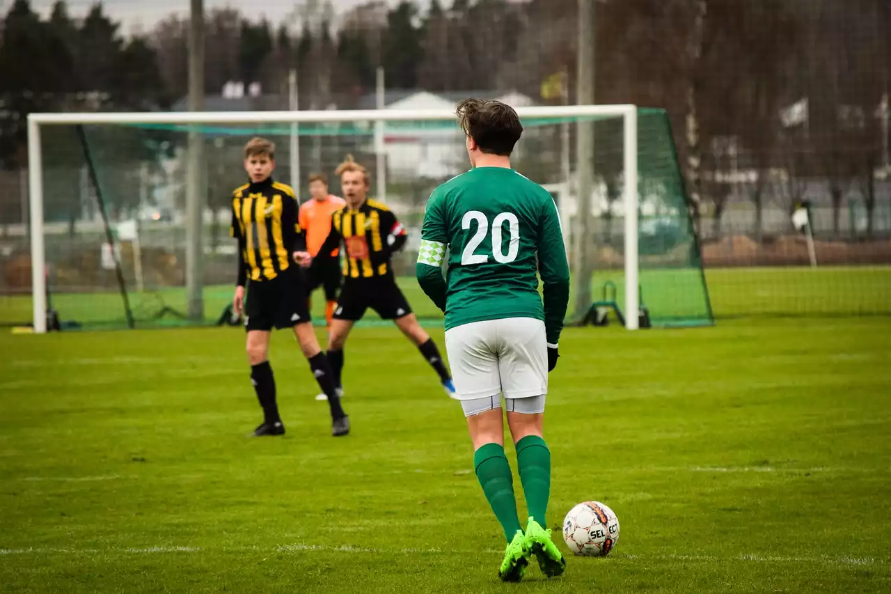 Cómo lanzar un tiro libre en el fútbol