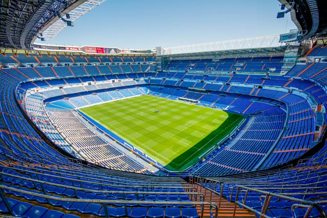O aumento das receitas: como os clubes de futebol europeus estão maximizando os lucros ao transformar estádios em vacas leiteiras