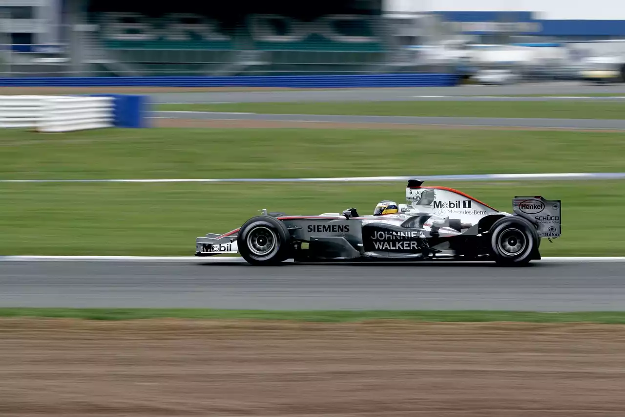 תחיית הרטרו של דקאר: לוקאס לאודה מכבד את מורשתו של אבא עם McLaren F1 Tribute Livry