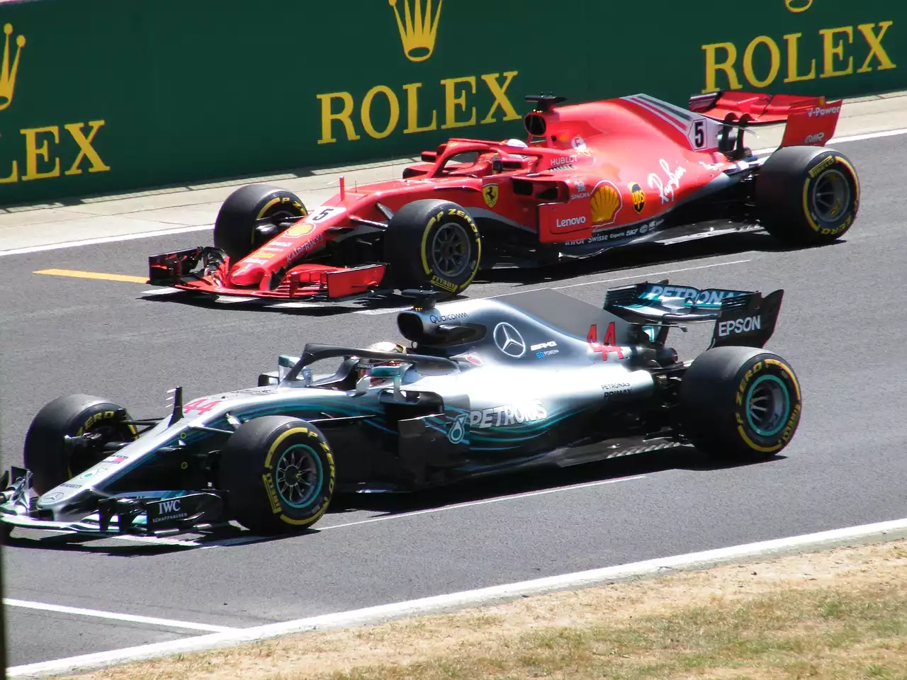 O choque de titãs: Hamilton e Wolff Spar sobre ganhos controversos da Mercedes