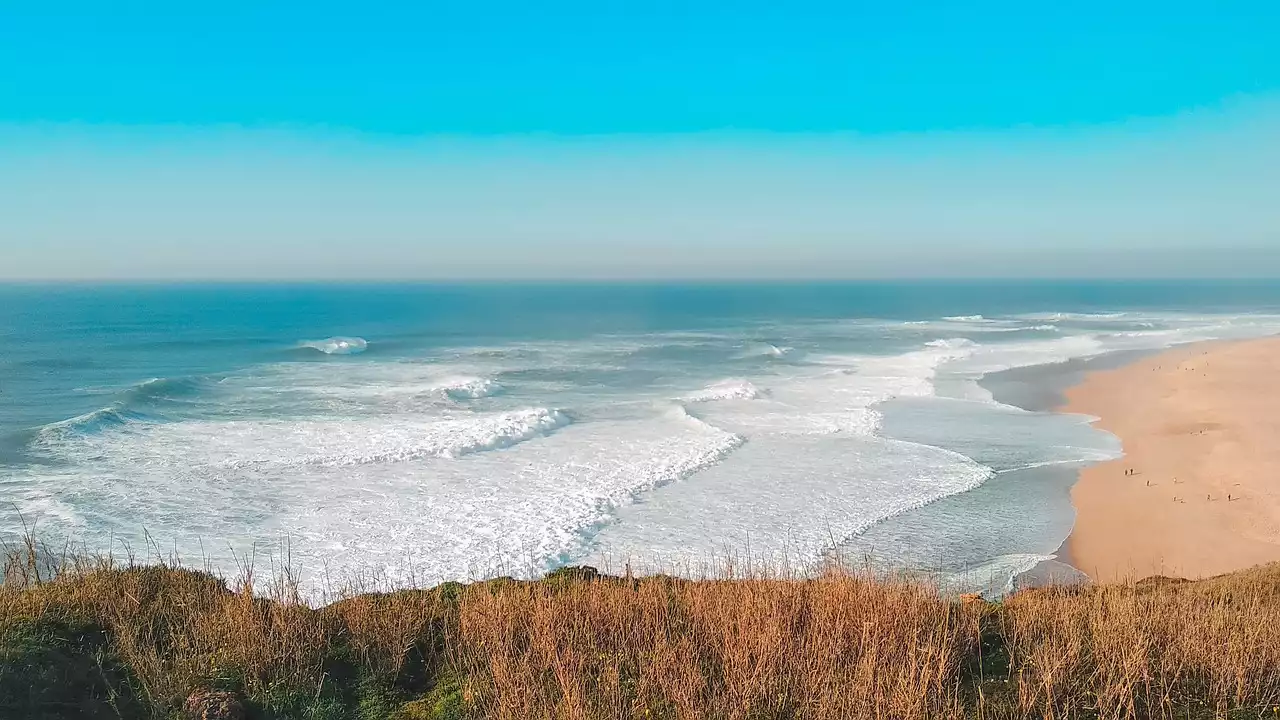 הקסם של נזרה גן עדן לגולשים על קו החוף של פורטוגל