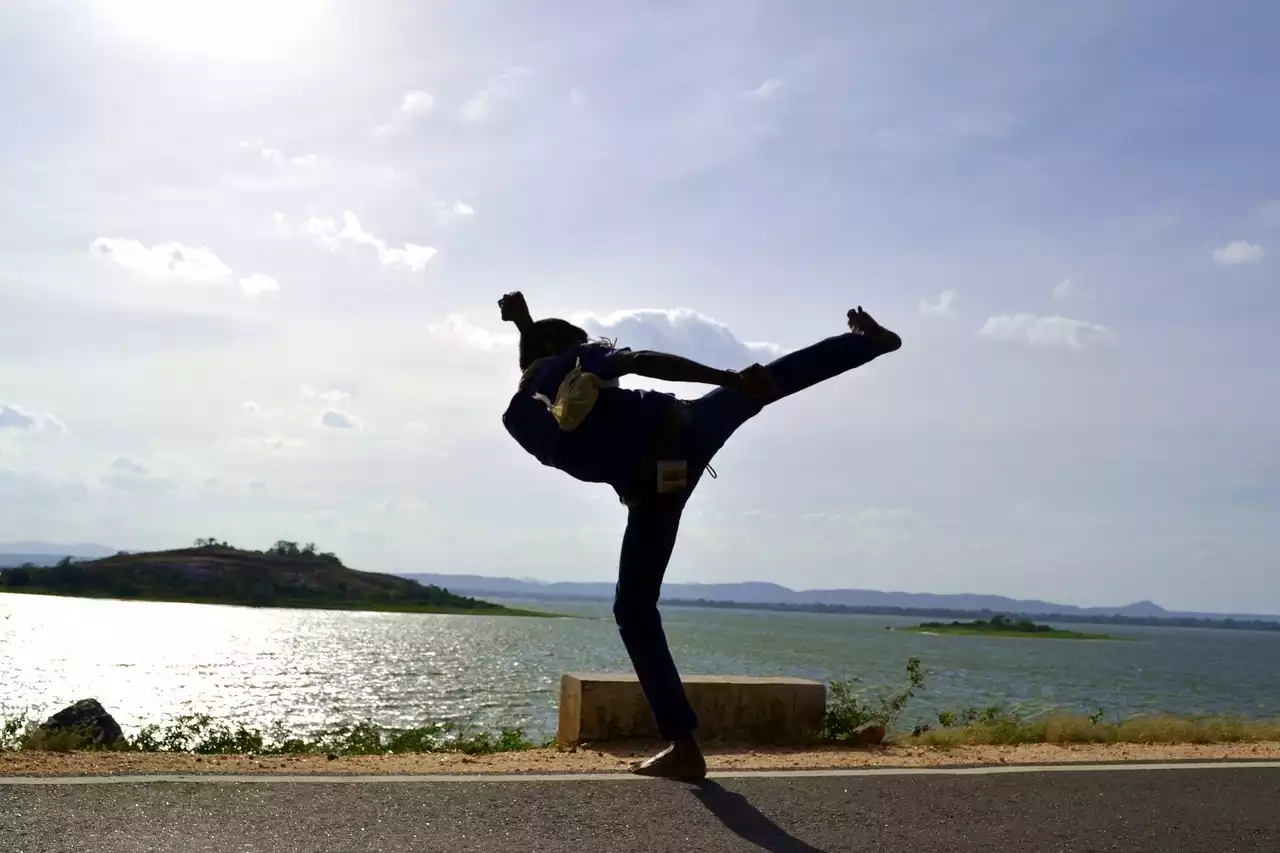 O chute reverso (Bandae Yeop Chagi) Taekwondo