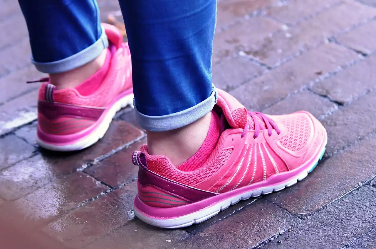 המדע של נעלי נשים: כיצד הן משפיעות על הרגליים והיציבה שלנו